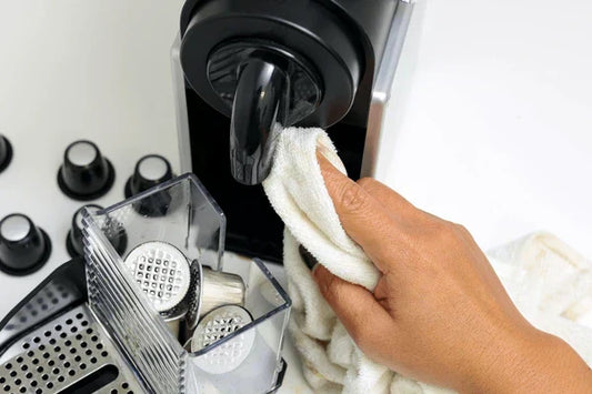 Koffiezetapparaat ontkalken zonder azijn: 7 huis‑trucjes die écht werken